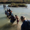 Migrantes insisten en cruzar a EEUU por el río Bravo pese a las crecientes deportaciones