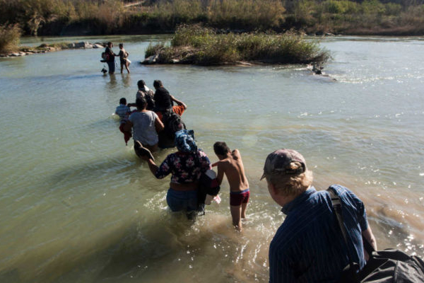 Paso de migrantes venezolanos irregulares a Estados Unidos disminuyó 90%