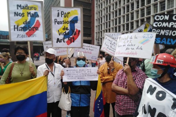 Pensionados y jubilados protestan ante el Ministerio del Trabajo este #26Abr