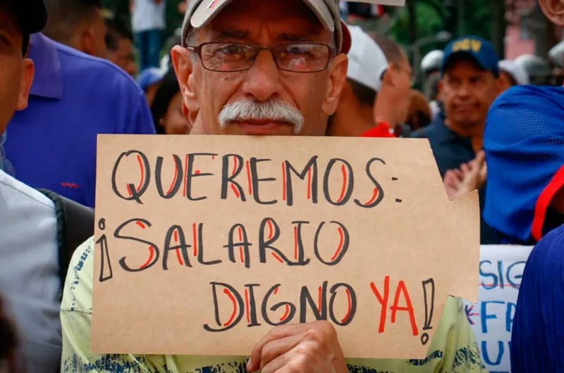 Venezolanos protestan por salario mínimo digno - Inaesin