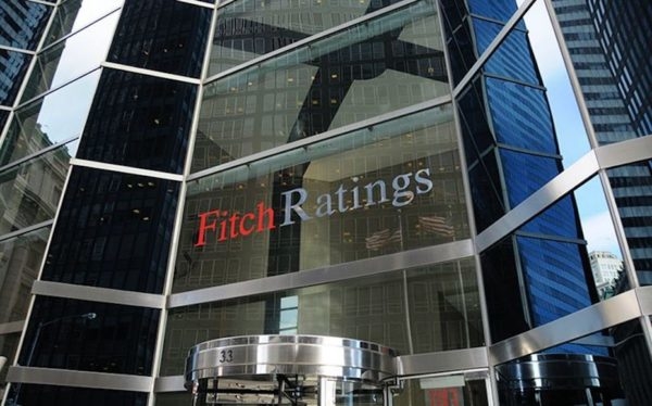 Fitch preocupada por riesgos de déficit fiscal persistente y aumento de deuda en EE.UU