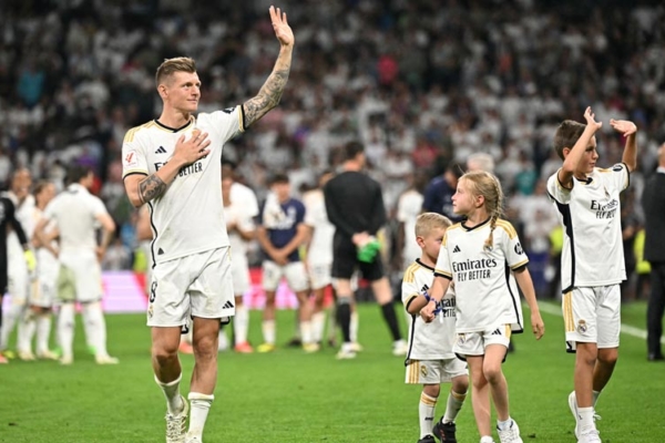 El Bernabéu dice adiós a lo grande a Kroos, Real Madrid empata ante Betis