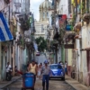 Cuba reconoce que debe dolarizar parcialmente su economía para que el peso se «recupere»