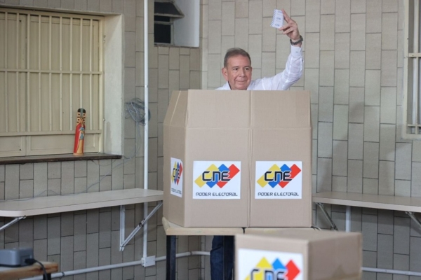 #PresidencialesVzla2024: Edmundo González Urrutia votó y afirmó que «hoy Venezuela es un solo pueblo»