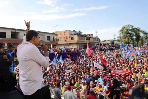 Se reunirá con banqueros: Maduro dice que la banca privada debería dar «por lo menos 500.000 financiamientos»