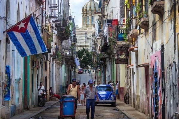 Cuba reconoce que debe dolarizar parcialmente su economía para que el peso se «recupere»