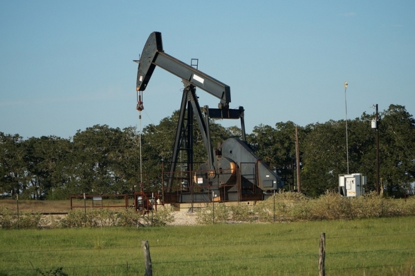 El petróleo repunta y limita caída tras recorte de tasas de la Reserva Federal de EE.UU