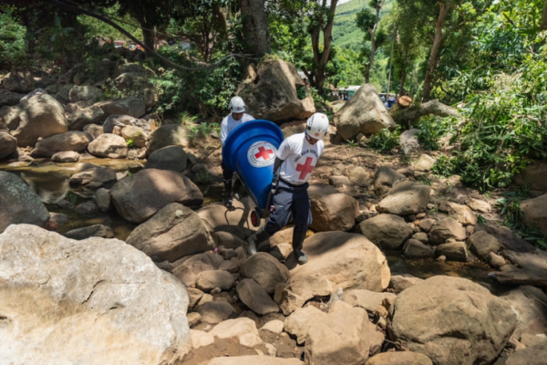 Cruz Roja Venezolana y Banesco instalaron tanques para garantizar agua segura a 500 familias en Cumanacoa