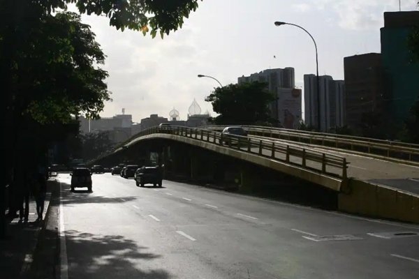 Cierran parcialmente el paso por el elevado entre Bello Monte y Las Mercedes por trabajos de rehabilitación