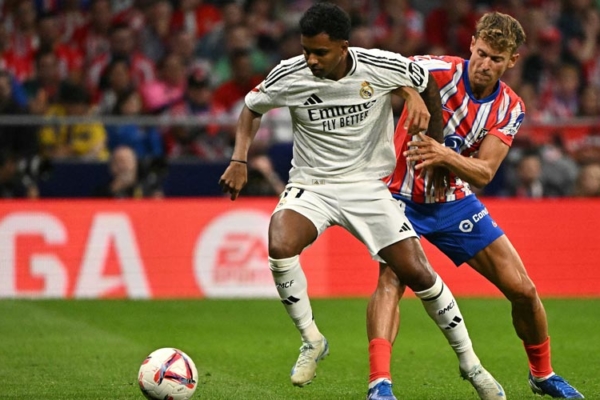 Atlético y Real Madrid igualan en un derbi manchado por la lluvia de objetos