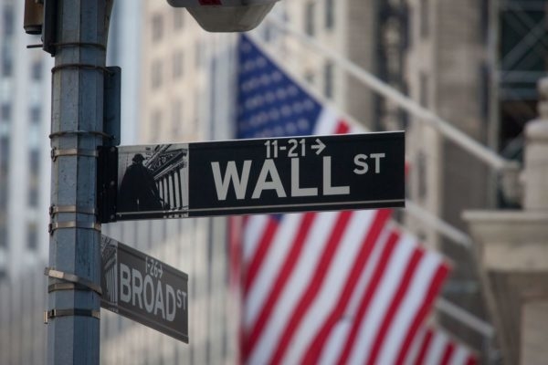 Wall Street cierra en rojo y el Dow Jones baja un 0,96%, con el bono del tesoro al alza