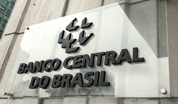 Banco Central de Brasil elevó las tasas de interés por el gasto interno y las dudas sobre EEUU