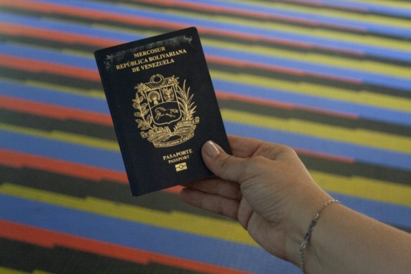 Resolución: Banca de Panamá aceptará pasaportes venezolanos vencidos hasta abril de 2025