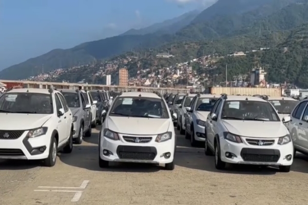 #Dato: Llegaron a Venezuela 2.000 carros iraníes para ser comercializados (+video)