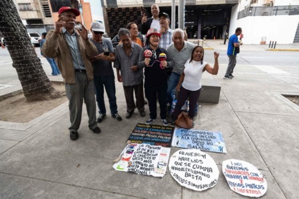 Pensionados protestan al cumplirse 1.000 días sin aumento del salario mínimo