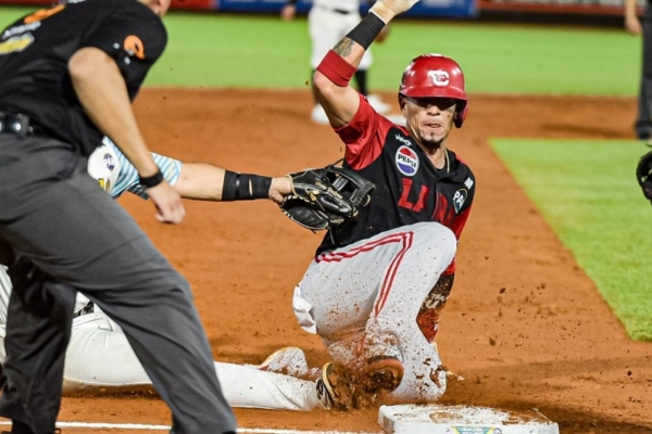 Cardenales se desquitó y le aguó la fiesta a Bravos en su propio parque