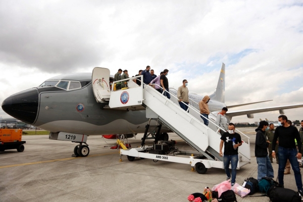 Colombianos deportados por EEUU llegan a Bogotá tras crisis con Trump