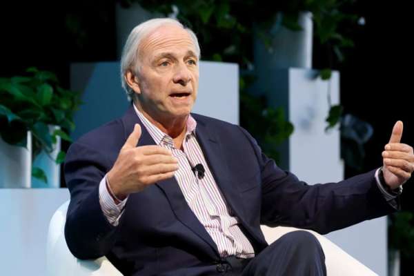 Ray Dalio a la administración Trump: Recorten la deuda ahora o se enfrentarán a un «infarto económico»