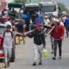 Arroceros colombianos en huelga bloquean carretera en la zona de frontera con Venezuela