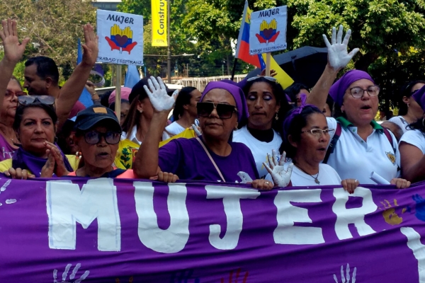 Venezolanas marchan para exigir mejores salarios y protección contra la violencia